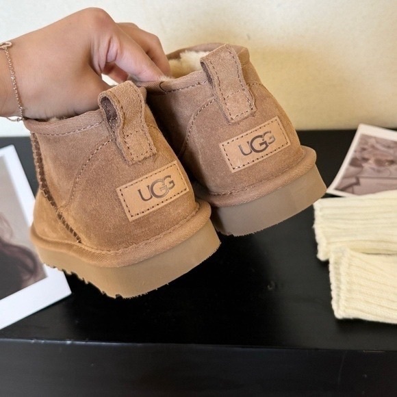 UGG Classic Ultra Mini Boots - Picture 4 of 7